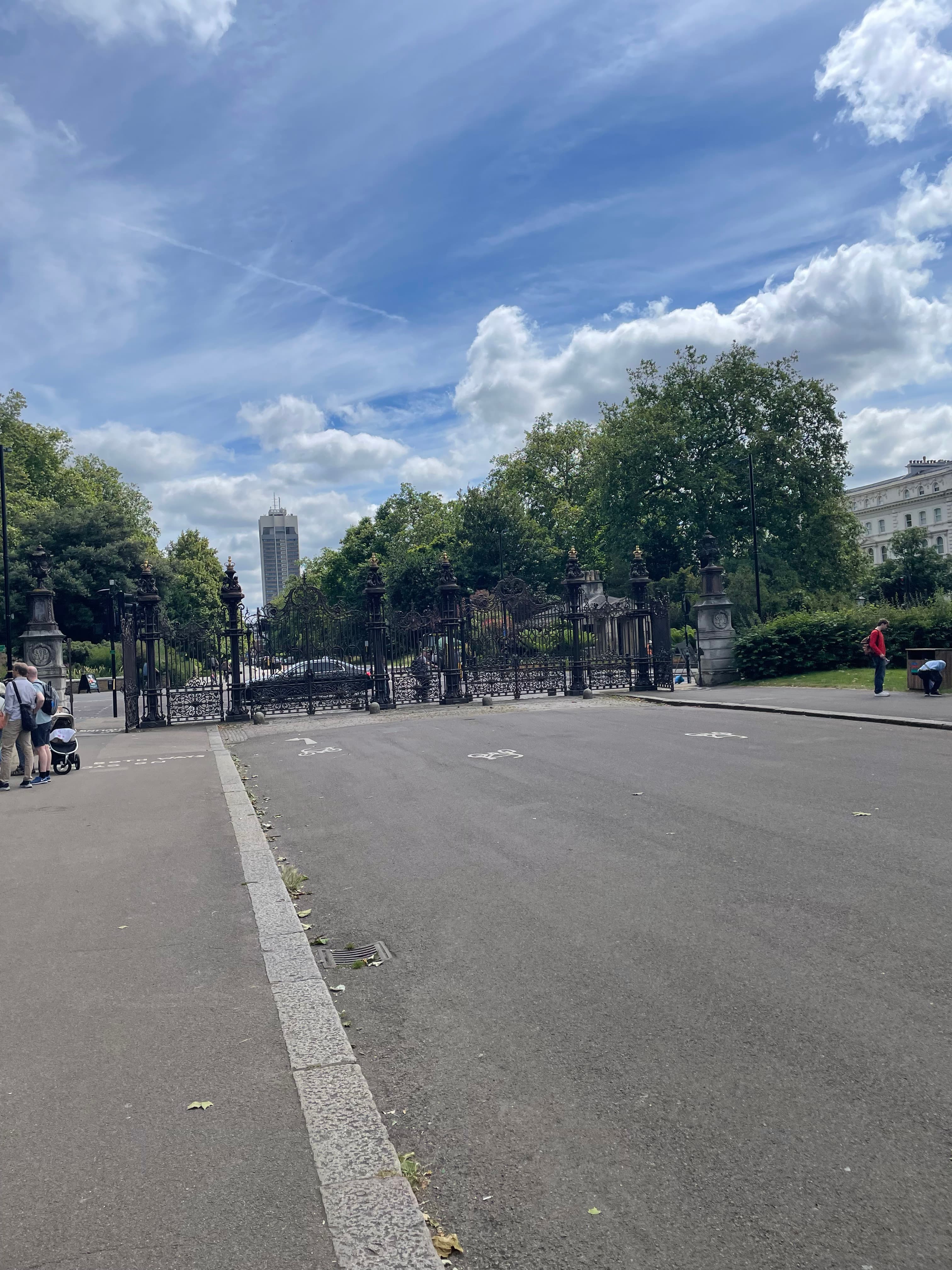 Cover Image for Hyde Park, Kensington Gardens and Check-in